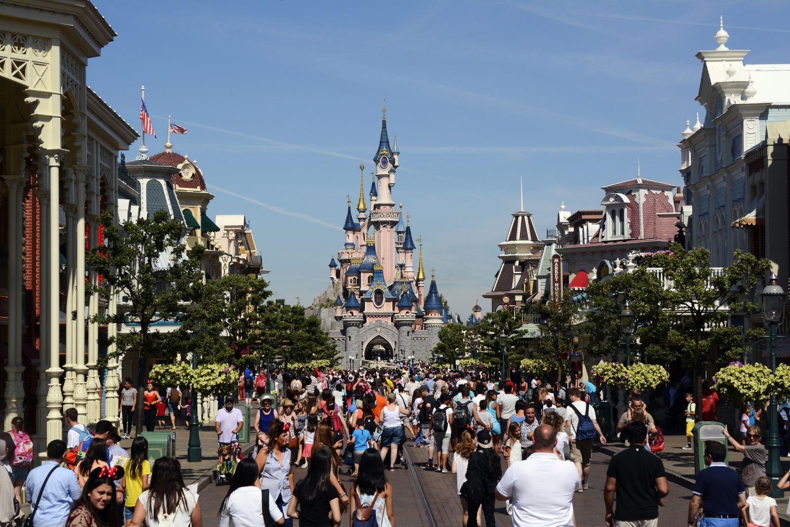 Du khách thăm công viên Disneyland ở thủ đô Paris . Ảnh: AFP/TTXVN