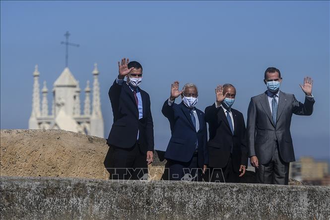 Nhà Vua Tây Ban Nha Felipe (phải), Tổng thống Bồ Đào Nha Marcelo Rebelo de Sousa (thứ 2 phải), Thủ tướng Tây Ban Nha Pedro Sanchez (trái) và người đồng cấp Bồ Đào Nha Antonio Costa (thứ 2 trái) tại buổi lễ mở cửa trở lại biên giới chung tại Badajoz, Tây Ban Nha, ngày 1-7-2020. Ảnh: AFP/TTXVN