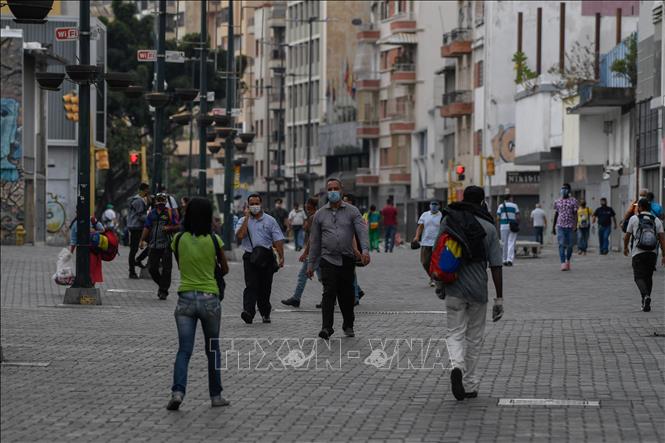 Người dân đeo khẩu trang phòng lây nhiễm COVID-19 tại Caracas, Venezuela ngày 14-5-2020. Ảnh: AFP/TTXVN