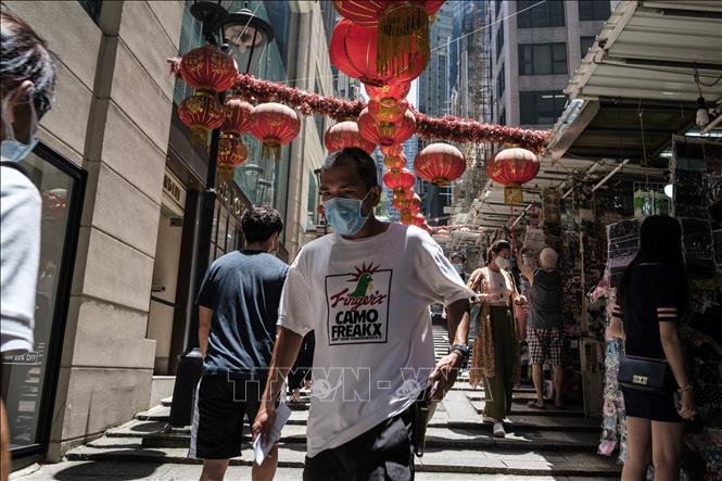 Người dân đeo khẩu trang phòng lây nhiễm COVID-19 tại Hong Kong, Trung Quốc, ngày 15-7-2020. Ảnh: AFP/TTXVN