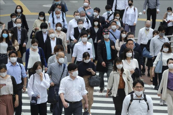 Người dân đeo khẩu trang phòng lây nhiễm COVID-19 tại Tokyo, Nhật Bản ngày 26-5-2020. Ảnh: AFP/TTXVN