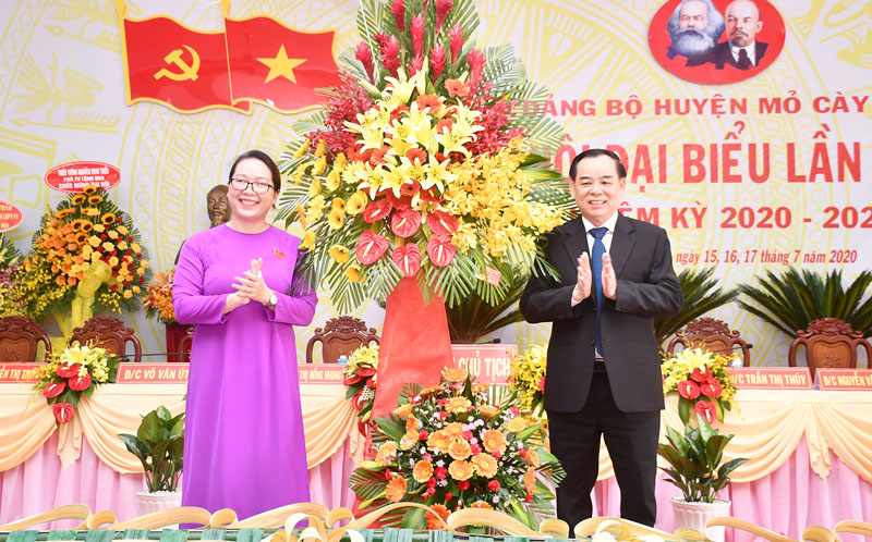 Phó bí thư Thường trực Tỉnh ủy Trần Ngọc Tam trao hoa chúc mừng đại hội