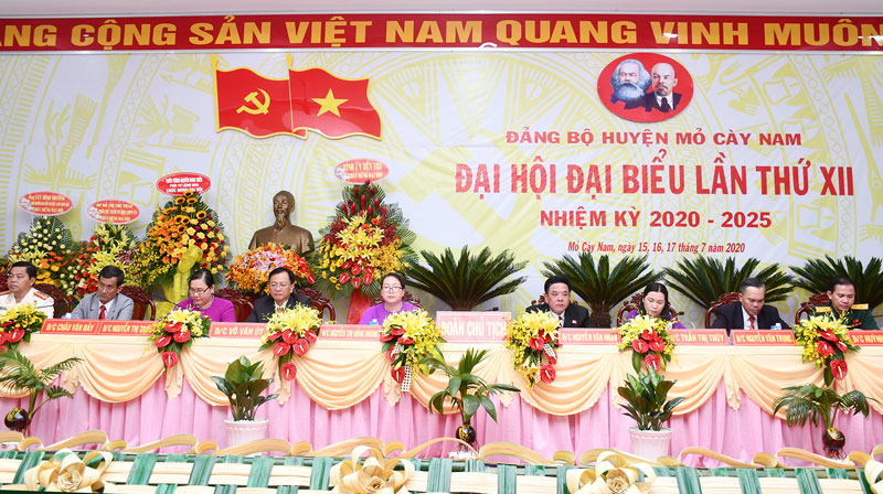 Khai mạc Đại hội đại biểu Đảng bộ huyện Mỏ Cày Nam nhiệm kỳ 2020-2025 Đoàn chủ tịch tại Đại hội.