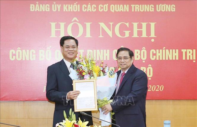 Đồng chí Phạm Minh Chính, Uỷ viên Bộ Chính trị, Bí thư Trung ương Đảng, Trưởng Ban Tổ chức Trung ương trao quyết định phân công, điều động đồng chí Huỳnh Tấn Việt làm Phó Bí thư Đảng uỷ Khối các cơ quan Trung ương nhiệm kỳ 2015 – 2020. Ảnh: Phương Hoa/TTXVN