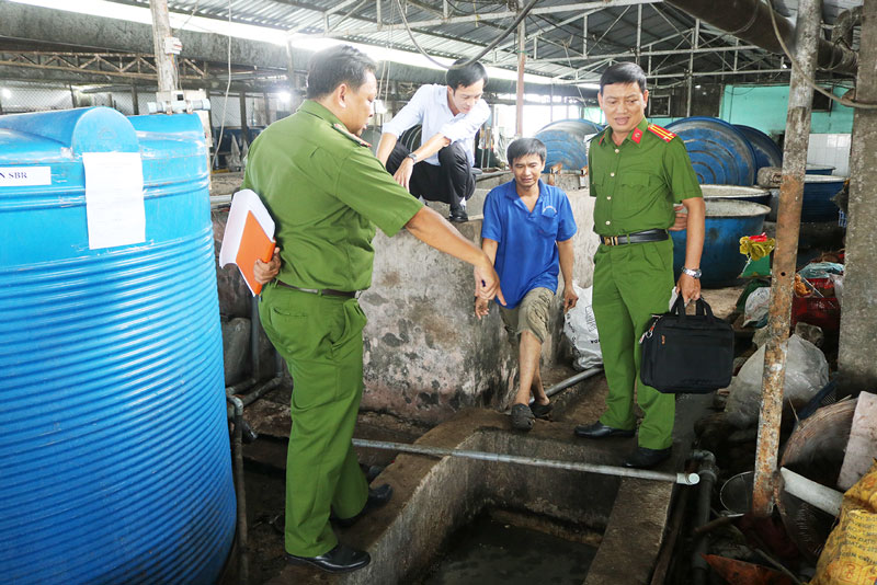 Đoàn kiểm tra thực tế hệ thống xử lý nước thải tại kho II của Công ty TNHH Đại Vượng Phú.