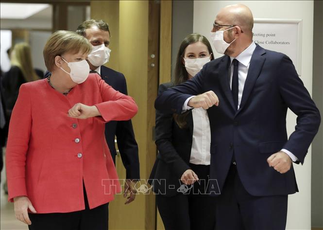 Thủ tướng Đức Angela Merkel (trái) và Chủ tịch Hội đồng châu Âu Charles Michel tại Hội nghị thượng đỉnh EU ở Brussels, Bỉ, ngày 17-7-2020. Ảnh: AFP/TTXVN