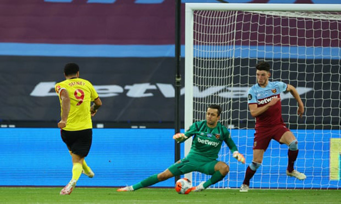 Đội trưởng Deeney ghi bàn thắng danh dự cho Watford