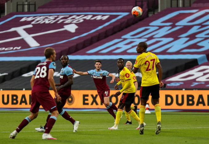 Declan Rice lập siêu phẩm từ ngoài vòng cấm