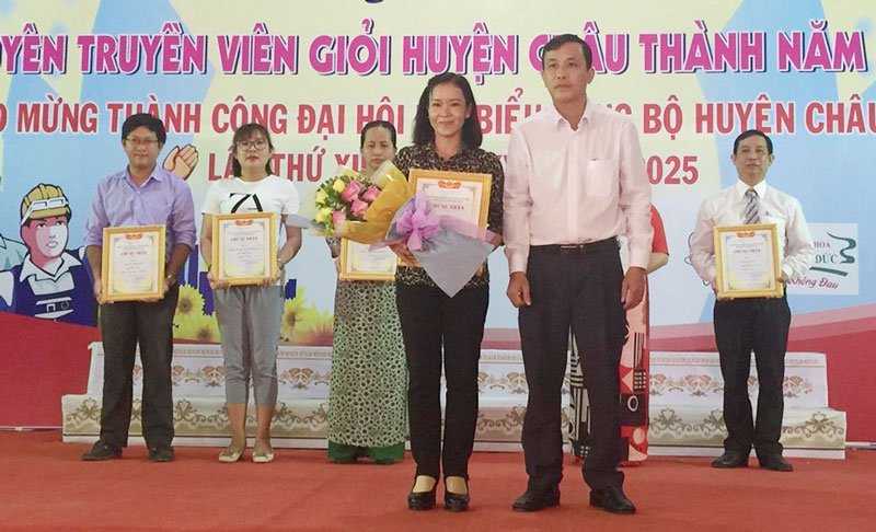 Chủ tịch HĐND huyện Huỳnh Thanh Tuấn trao thưởng cho các đơn vị đạt giải cuộc thi.