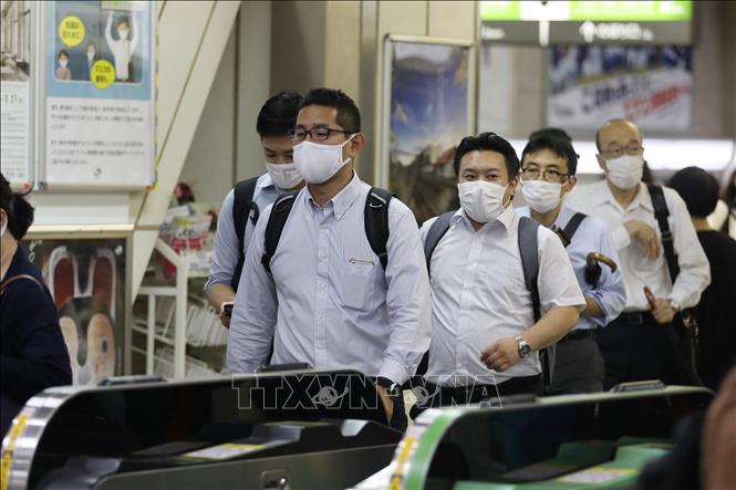 Người dân đeo khẩu trang phòng lây nhiễm COVID-19 tại nhà ga tàu hỏa ở Tokyo, Nhật Bản, ngày 15-7-2020. Ảnh: THX/TTXVN