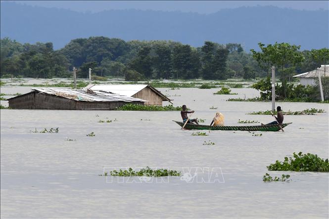 Cảnh ngập lụt sau những trận mưa lớn tại Gagalmari, bang Assam, Ấn Độ, ngày 14-7-2020. Ảnh: AFP/TTXVN