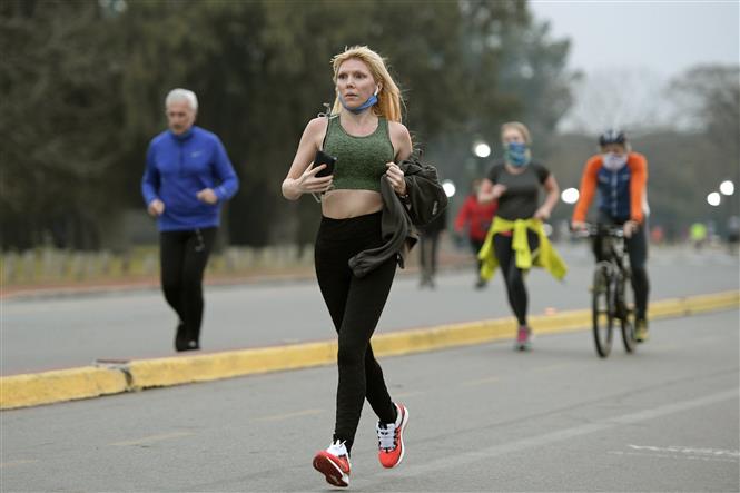 Người dân chạy bộ thể dục trên phố ở Buenos Aires, Argentina ngày 20-7-2020. Ảnh: AFP/TTXVN