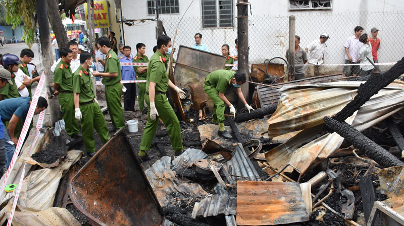 Cơ quan chức năng khám nghiệm hiện trường vụ cháy.