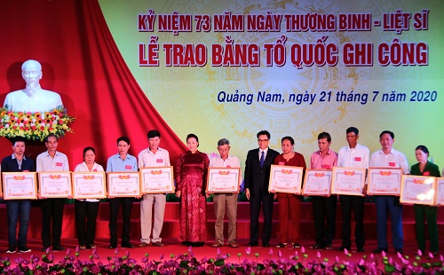 Chủ tịch Quốc hội Nguyễn Thị Kim Ngân, Phó thủ tướng Chính phủ Vũ Đức Đam trao Bằng Tổ quốc ghi công cho thân nhân các liệt sĩ - Ảnh: VGP/Thế Phong