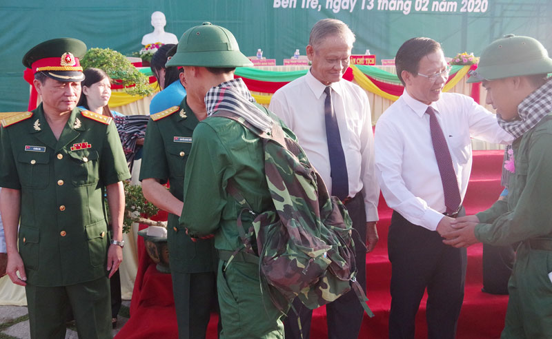 Bí thư Tỉnh ủy Phan Văn Mãi thăm hỏi tân binh chuẩn bị lên đường nhập ngũ ở huyện Chợ Lách. Ảnh: Đặng Thạch