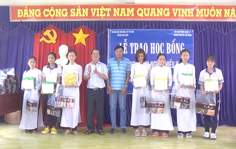 Trao học bổng cho học sinh. Ảnh: Ngọc Lãm.