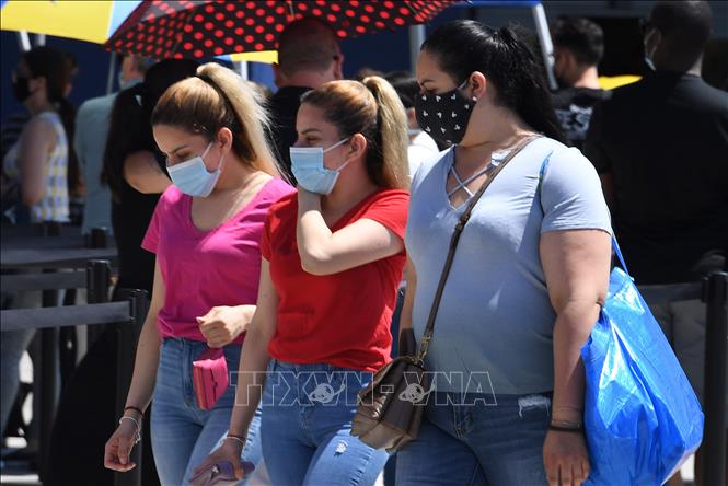 Người dân đeo khẩu trang phòng lây nhiễm COVID-19 tại California, Mỹ ngày 4-7-2020. Ảnh: AFP/TTXVN