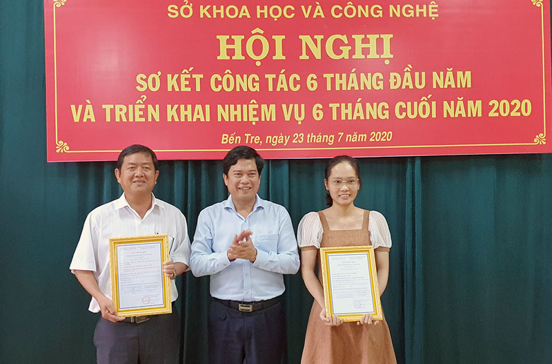 Giám đốc Sở Khoa học và Công nghệ Lâm Văn Tân trao giấy chứng nhận Doanh nghiệp khoa học công nghệ cho đại diện 2 doanh nghiệp.