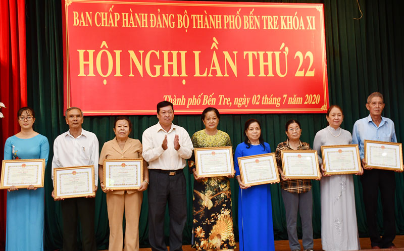 Phó bí thư Thường trực Thành ủy Võ Thanh Hồng trao giấy khen cho các cán bộ tiêu biểu.