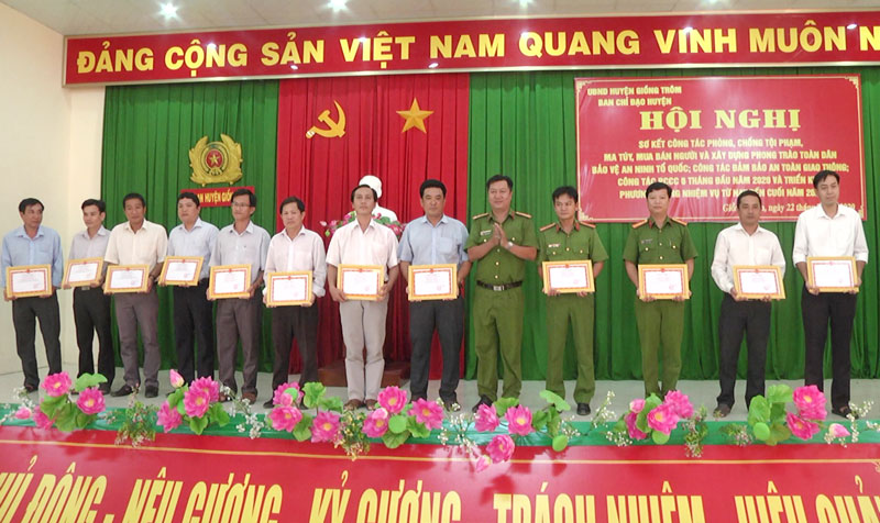 12 đơn vị được công nhận “Đơn vị tiên tiến trong phong trào toàn dân tham gia phòng cháy và chữa cháy”.