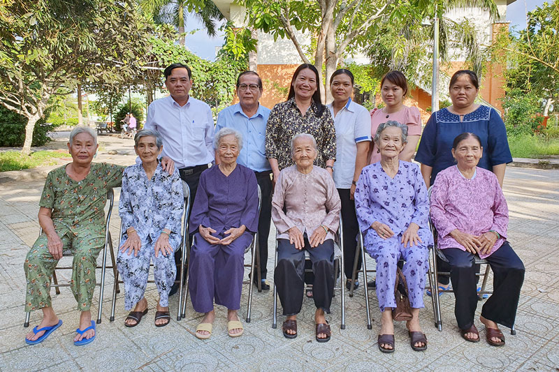 Lãnh đạo Sở Lao động - Thương binh và Xã hội chụp ảnh cùng các mẹ Việt Nam anh hùng trước chuyến đi Hà Nội. Ảnh: T.Đồng