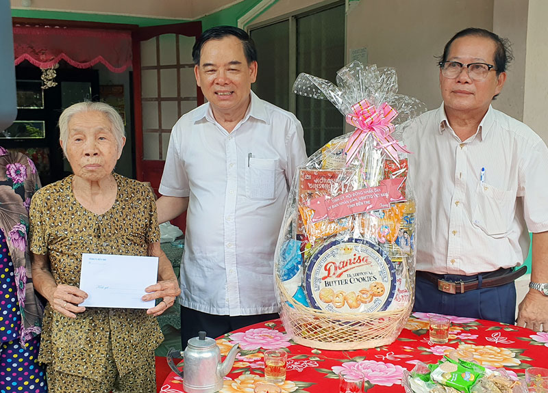 Phó bí thư Thường trực Tỉnh ủy Trần Ngọc Tam (giữa) thăm, tặng quà tại gia đình bà Lê Thị Dư, vợ liệt sĩ ở ấp Tân An, xã Tân Hưng, huyện Ba Tri. Ảnh: Thanh Đồng