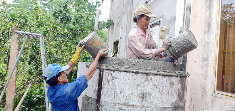 Anh Lê Thanh Tấn, thị trấn Giồng Trôm xây ống hồ trữ nước mưa.