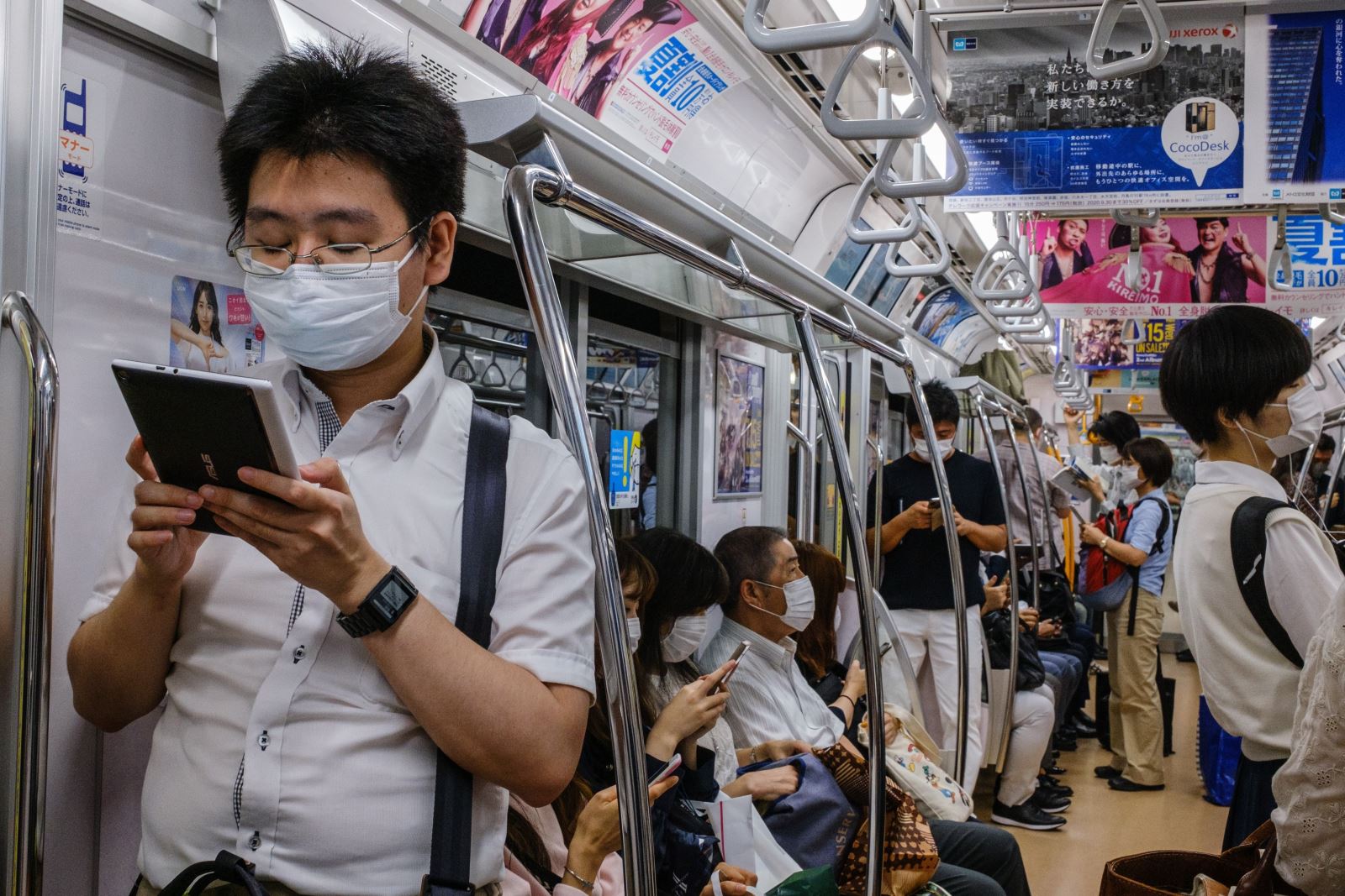  Người dân đeo khẩu trang phòng lây nhiễm COVID-19 tại Tokyo, Nhật Bản. Ảnh: AFP/TTXVN