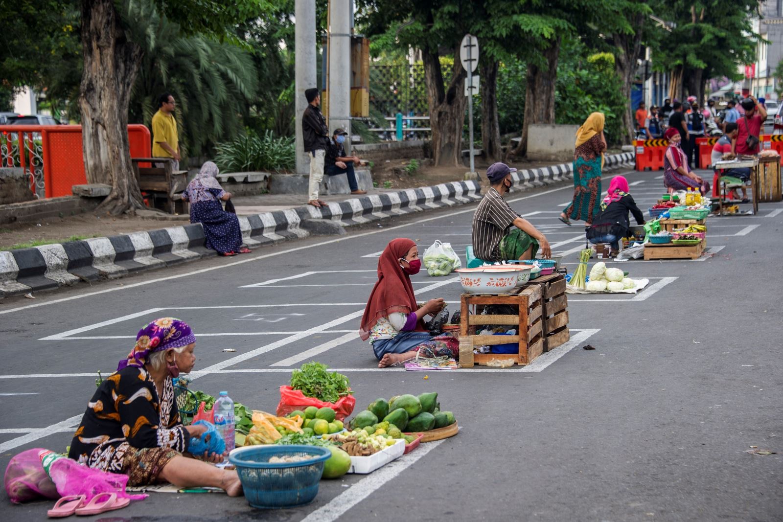 Người dân Indonesia mưu sinh trong mùa dịch bệnh. Ảnh: AFP