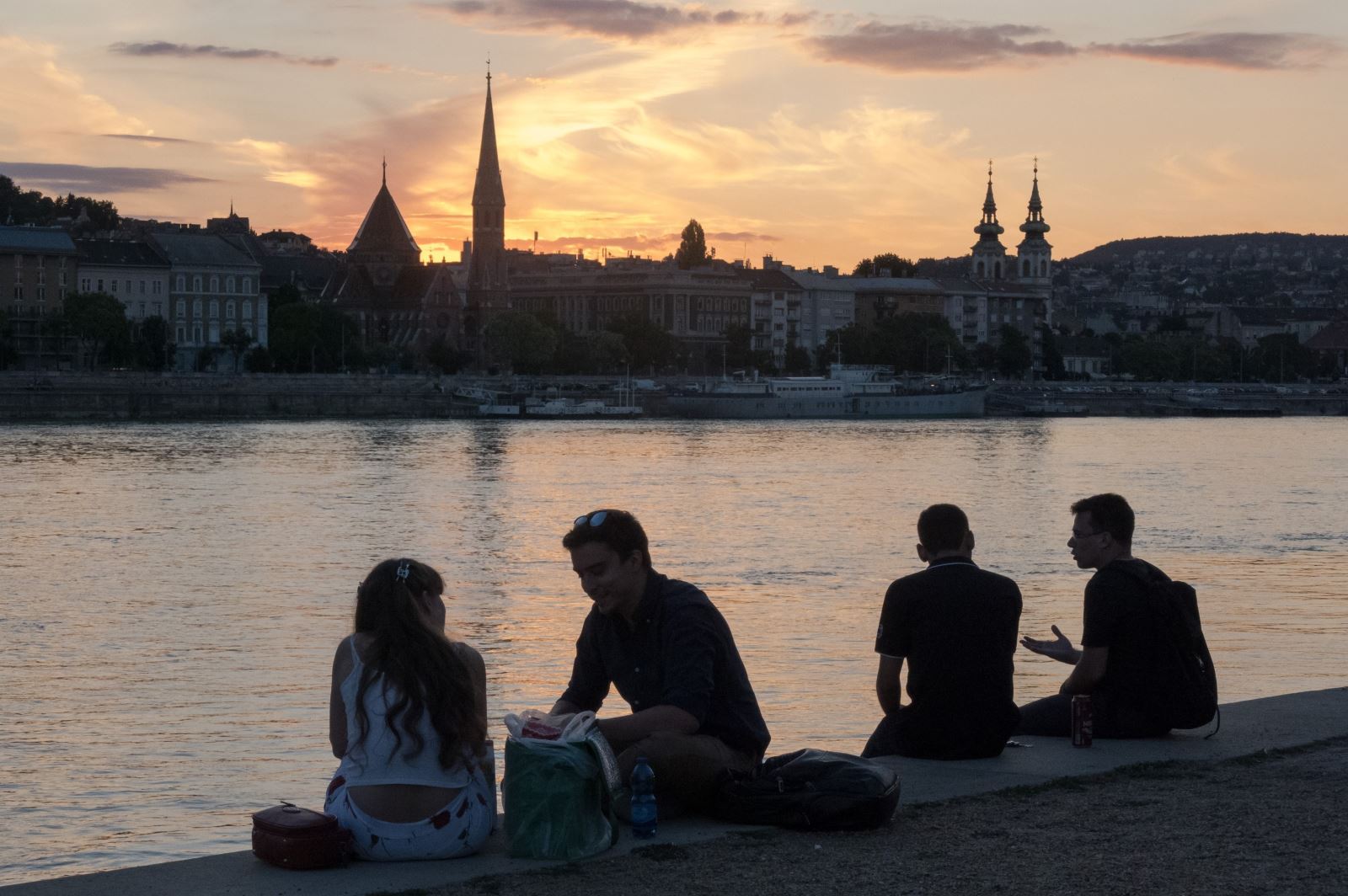 Người dân thư giãn bên bờ sông Danube ở Budapest, Hungary ngày 14-7-2020. Ảnh: THX/TTXVN