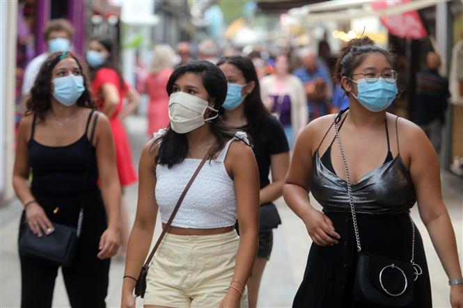 Người dân đeo khẩu trang phòng lây nhiễm COVID-19 tại Argeles-sur-Mer, Pháp ngày 22-7-2020. Ảnh: AFP/TTXVN