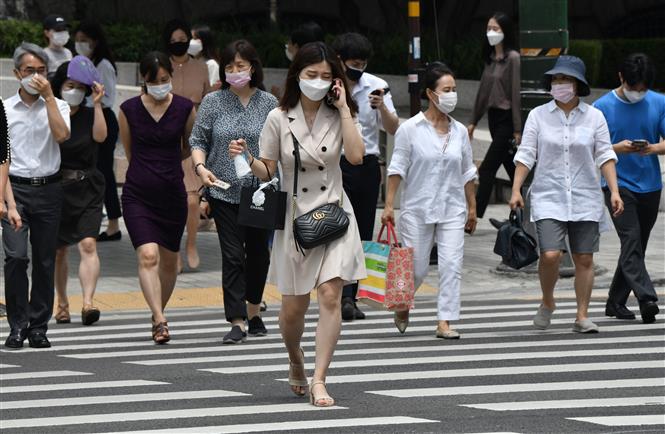 Người dân đeo khẩu trang phòng lây nhiễm COVID-19 tại Seoul, Hàn Quốc, ngày 23-6-2020. Ảnh: AFP/TTXVN