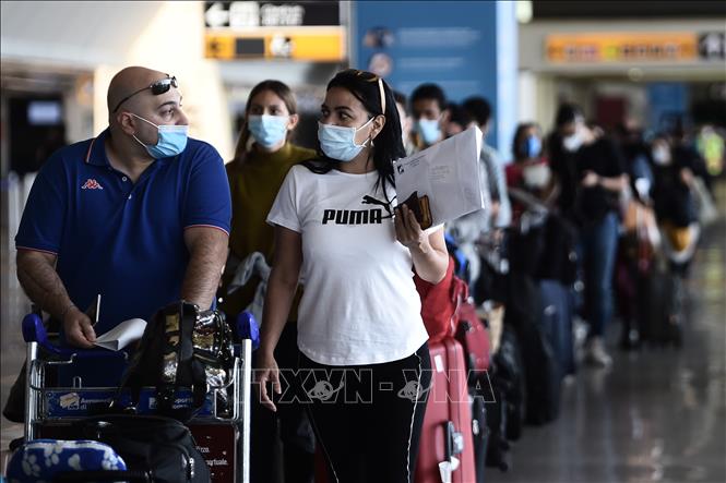 Hành khách đeo khẩu trang phòng lây nhiễm COVID-19 tại sân bay Fiumicino ở Rome, Italy ngày 3-6-2020. Ảnh: AFP/TTXVN