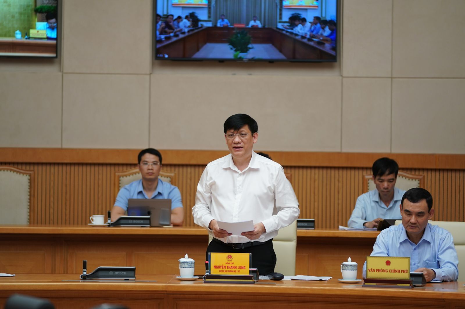 Thủ tướng chủ trì họp Thường trực Chính phủ về COVID-19 Quyền Bộ trưởng Y tế Nguyễn Thanh Long phát biểu tại cuộc họp. - Ảnh: VGP/Quang Hiếu