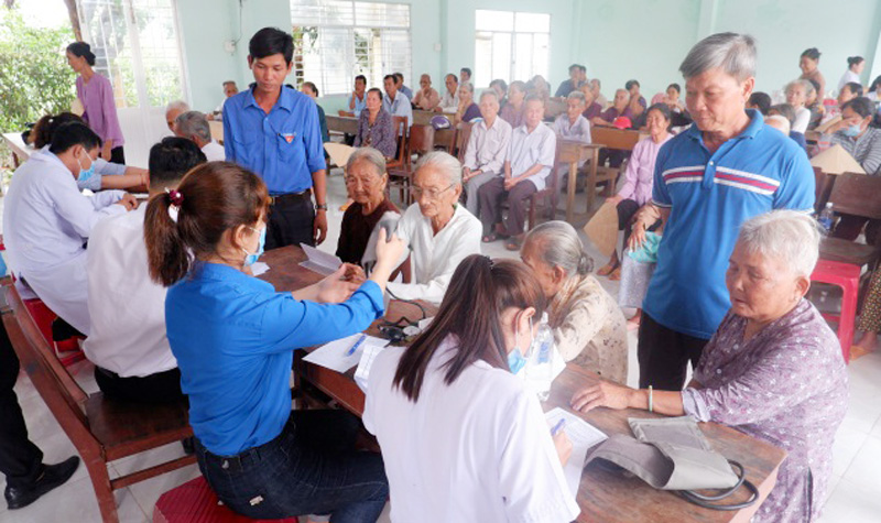 Người dân được khám bệnh và tư vấn sức khỏe. Ảnh: Minh Mừng.