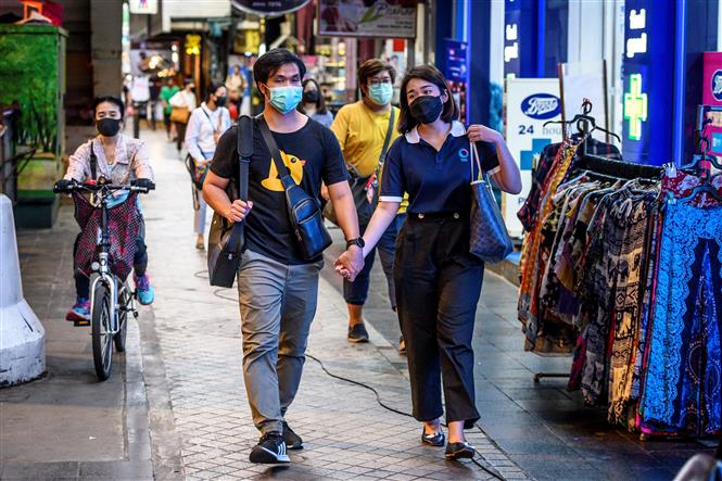 Người dân đeo khẩu trang phòng lây nhiễm COVID-19 tại Bangkok, Thái Lan ngày 8-5-2020. Ảnh: AFP/TTXVN