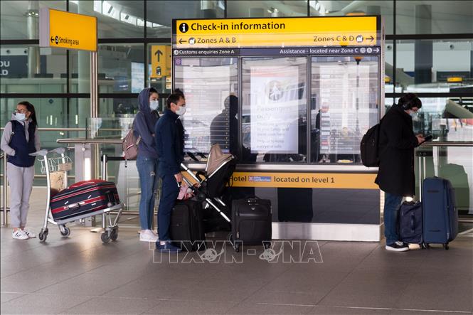 Campuchia tạm thời đình chỉ đường bay từ Indonesia và Malaysia Hành khách tại sân bay Heathrow ở thủ đô London, Anh, ngày 8-6-2020. Ảnh: THX/TTXVN