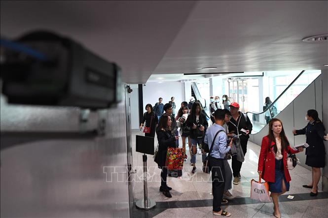 Campuchia tạm thời đình chỉ đường bay từ Indonesia và Malaysia Hành khách tại sân bay quốc tế Phnom Penh, Campuchia. Ảnh: AFP/TTXVN