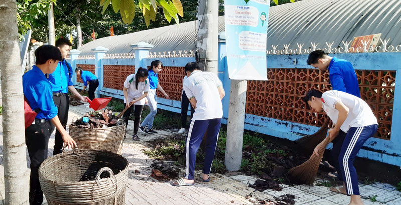 Đoàn viên, thanh niên, học sinh thực hiện công trình phát quang bụi rậm.