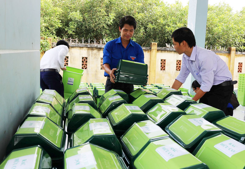 Lực lượng đoàn thanh niên hỗ trợ thùng phân loại rác tại xã Phú Thuận (Bình Đại).