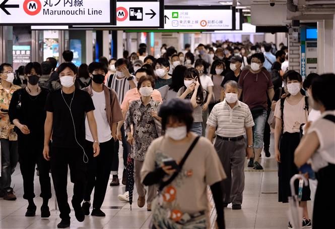 Người dân đeo khẩu trang phòng lây nhiễm COVID-19 tại Tokyo, Nhật Bản ngày 26-7-2020. Ảnh: AFP/TTXVN