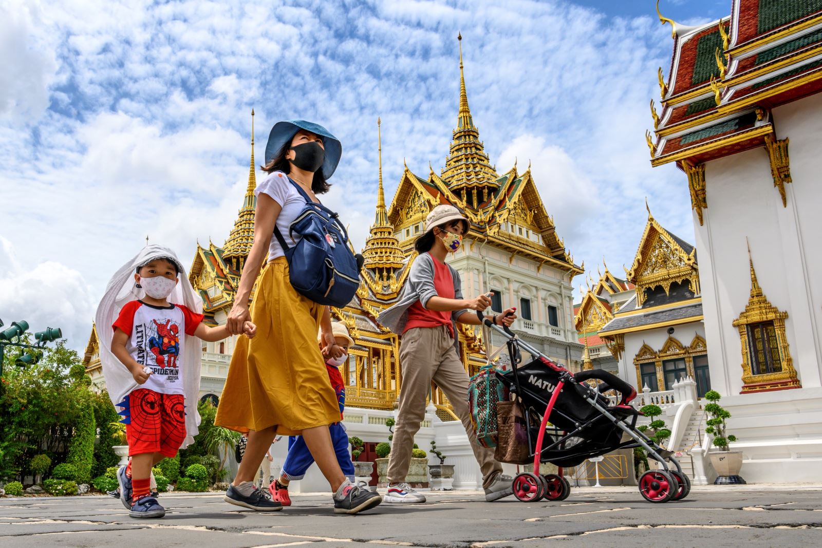 Du khách thăm quan Hoàng Cung ở Bangkok, Thái Lan, ngày 7-6-2020. Ảnh: AFP/TTXVN