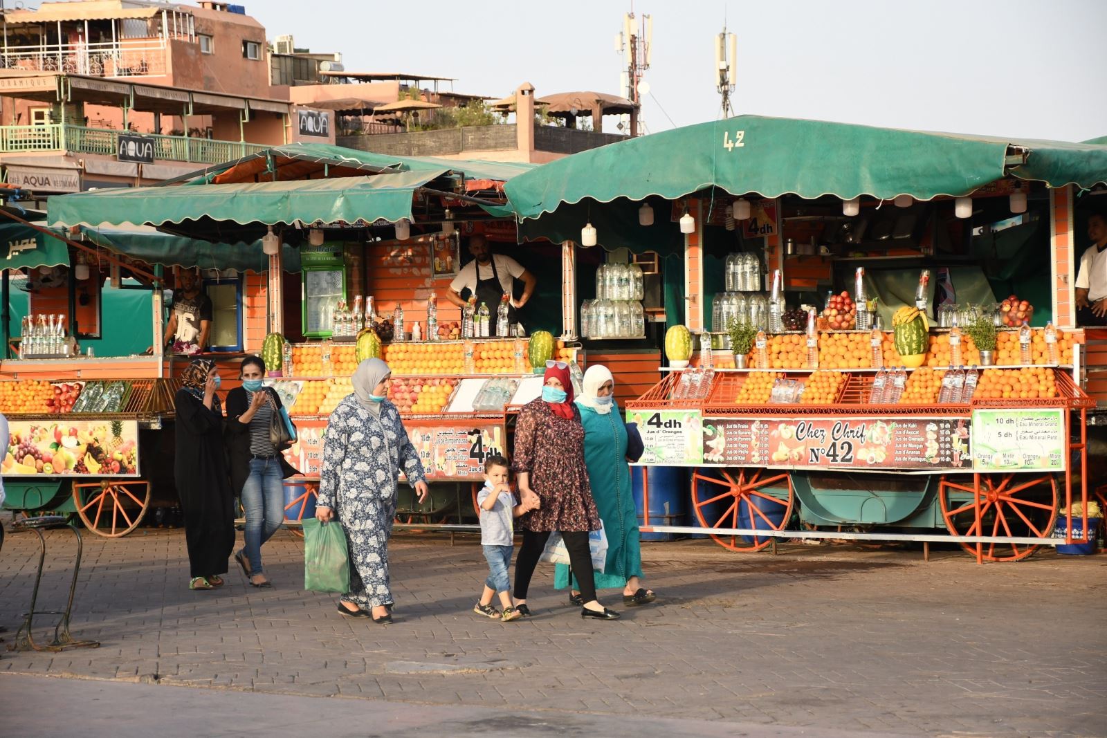 Người dân đeo khẩu trang phòng lây nhiễm COVID-19 tại Marrakech, Maroc ngày 22-7-2020. Ảnh: THX/ TTXVN