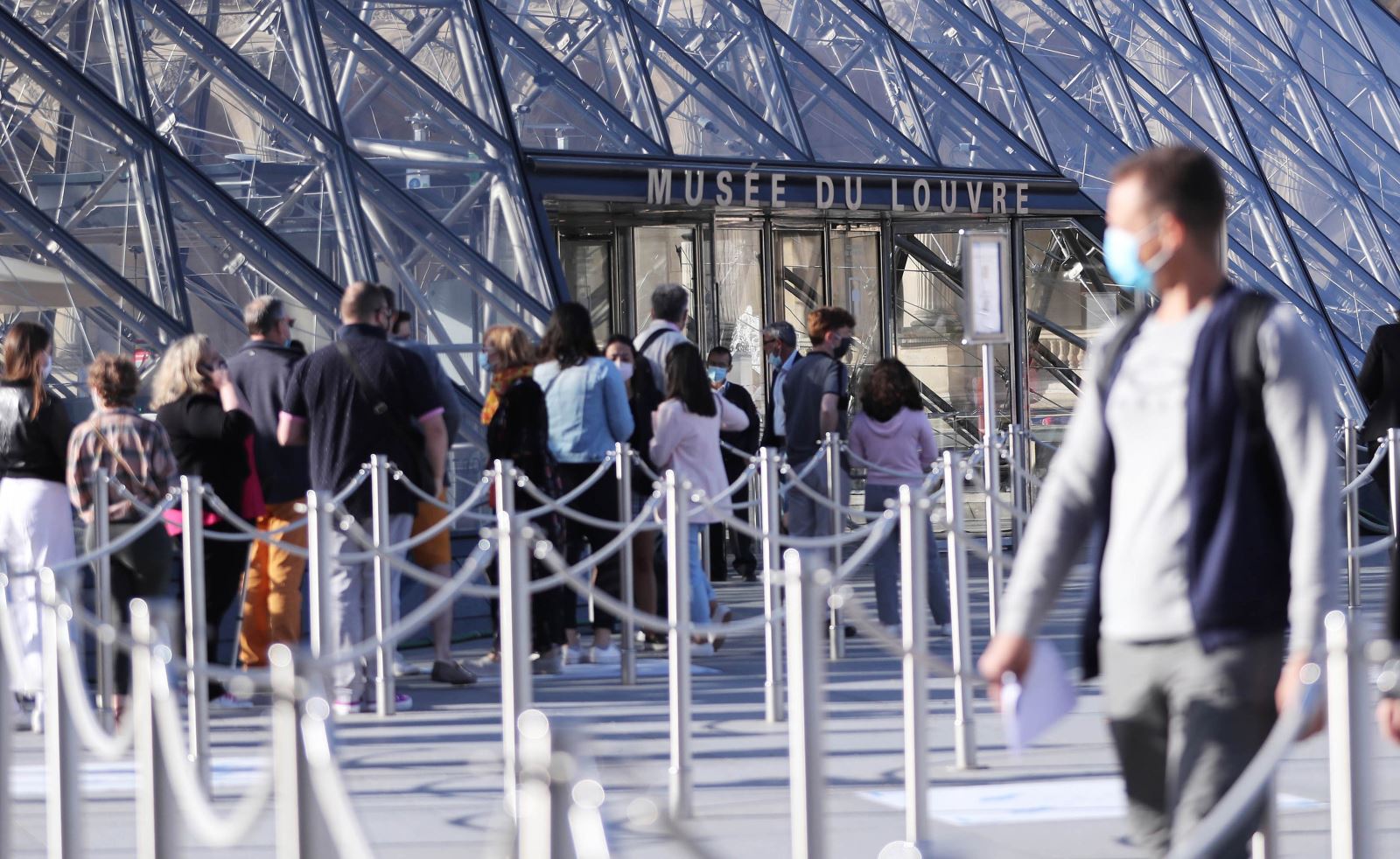 Du khách đeo khẩu trang phòng lây nhiễm COVID-19 khi thăm bảo tàng Louvre ở Paris, Pháp, ngày 6-7-2020. Ảnh: THX/ TTXVN