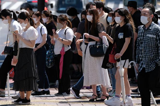 Người dân đeo khẩu trang phòng lây nhiễm COVID-19 tại Tokyo, Nhật Bản ngày 26-7-2020. Ảnh: AFP/TTXVN