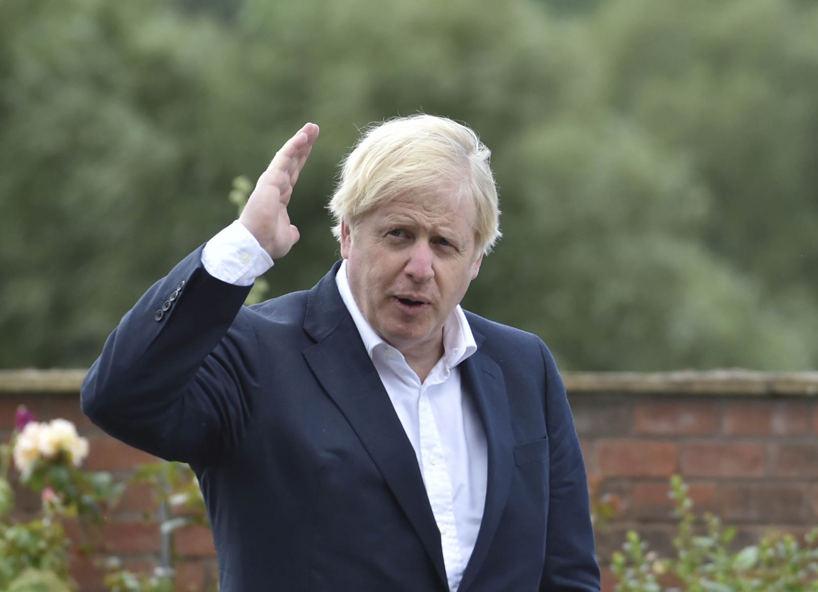 Thủ tướng Boris Johnson trong chuyến thăm Trung tâm Canal Side Heritage ở Beeston, ngày 28-7-2020. Ảnh: Getty Images