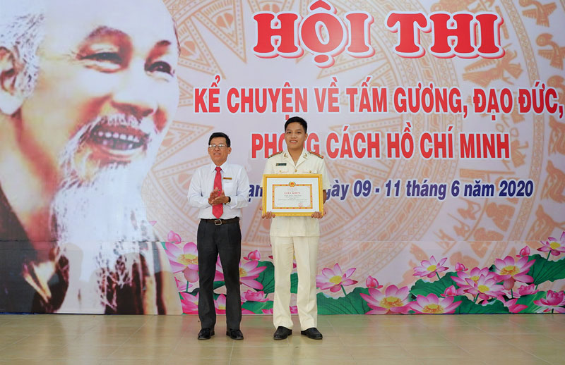 Phó bí thư Thường trực Huyện ủy Thạnh Phú Phạm Văn Bé Năm trao thưởng cho thí sinh đạt giải kể chuyện về tấm gương đạo đức, phong cách Hồ Chí Minh. Ảnh: CTV