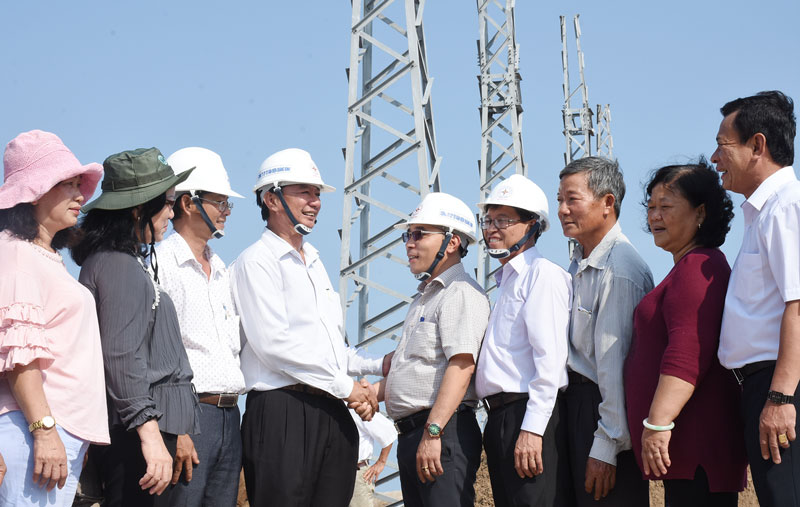 Thạnh Phú bứt phá phát triển nhanh và bền vững Bí thư Huyện ủy Thạnh Phú Lê Văn Khê khảo sát công trình dự án điện gió số 5 xã Thạnh Hải. Ảnh: Cẩm Trúc