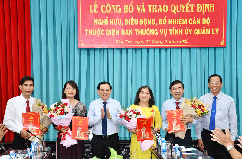 Trao quyết định bổ nhiệm, điều động các đồng chí các đồng chí diện Ban Thường vụ Tỉnh ủy quản lý.