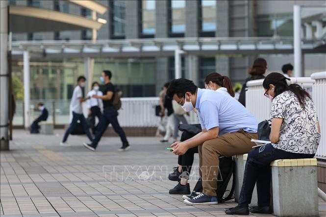 Người dân đeo khẩu trang phòng lây nhiễm COVID-19 tại Tokyo, Nhật Bản, ngày 31-7-2020. Ảnh: THX/TTXVN